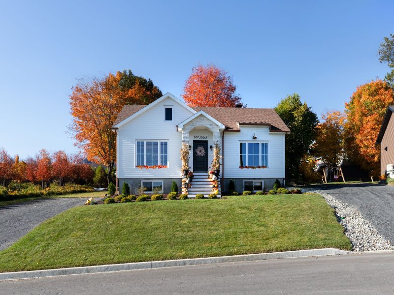 Une réalisation d'une maison préfabriquée appelée Mignonne. Cette réalisation client est de style plain-pied, vu de l'extérieur.