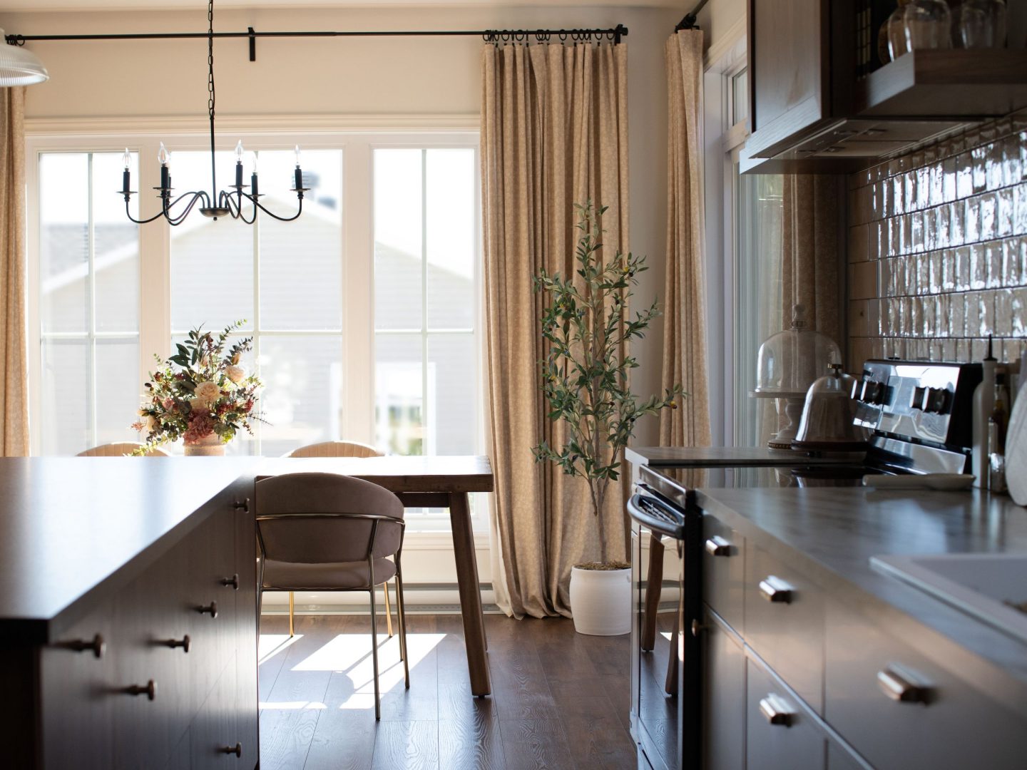 Une réalisation d'une maison préfabriquée appelée Mignonne. Cette réalisation client est de style plain-pied, vu de la cuisine