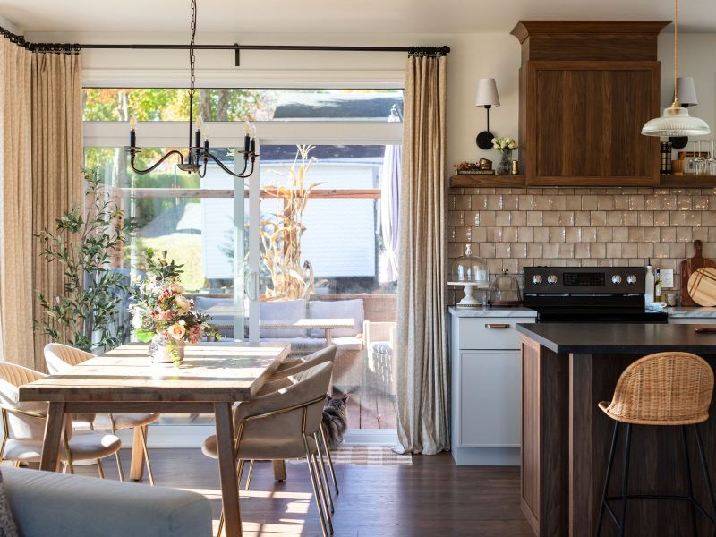 Une réalisation d'une maison préfabriquée appelée Mignonne. Cette réalisation client est de style plain-pied, vu de la cuisine