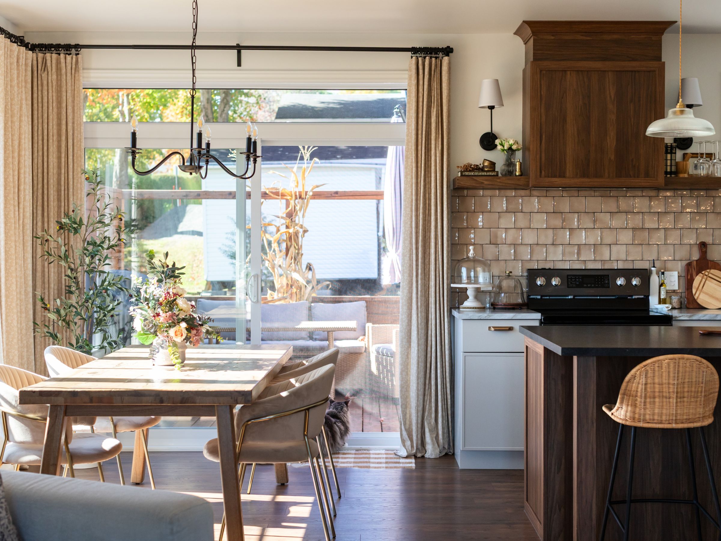 Une réalisation d'une maison préfabriquée appelée Mignonne. Cette réalisation client est de style plain-pied, vu de la cuisine