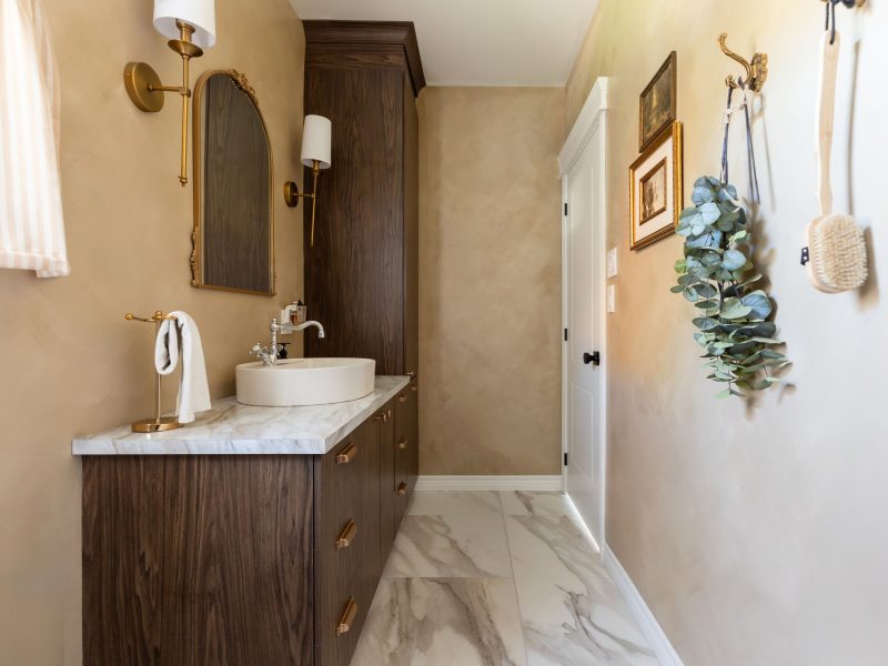 Une réalisation d'une maison préfabriquée appelée Mignonne. Cette réalisation client est de style plain-pied, vu de la salle de bain.