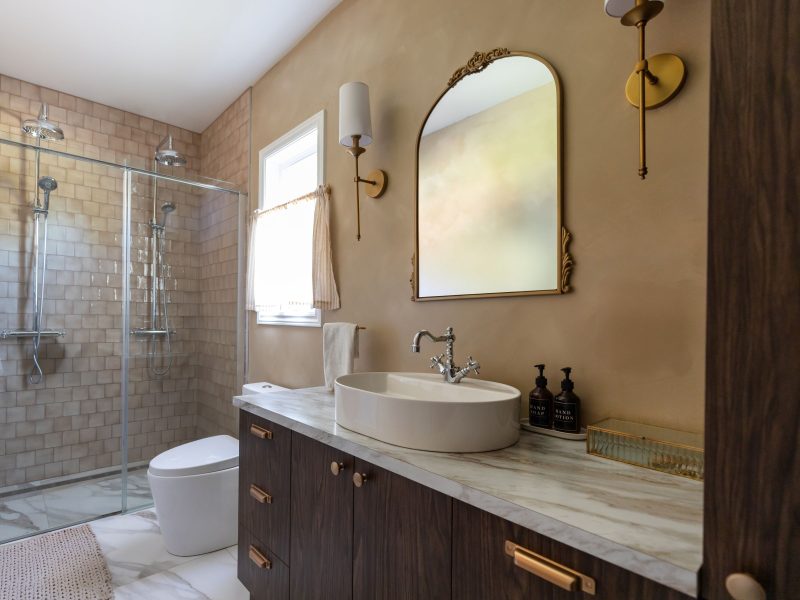 Une réalisation d'une maison préfabriquée appelée Mignonne. Cette réalisation client est de style plain-pied, vu de la salle de bain.