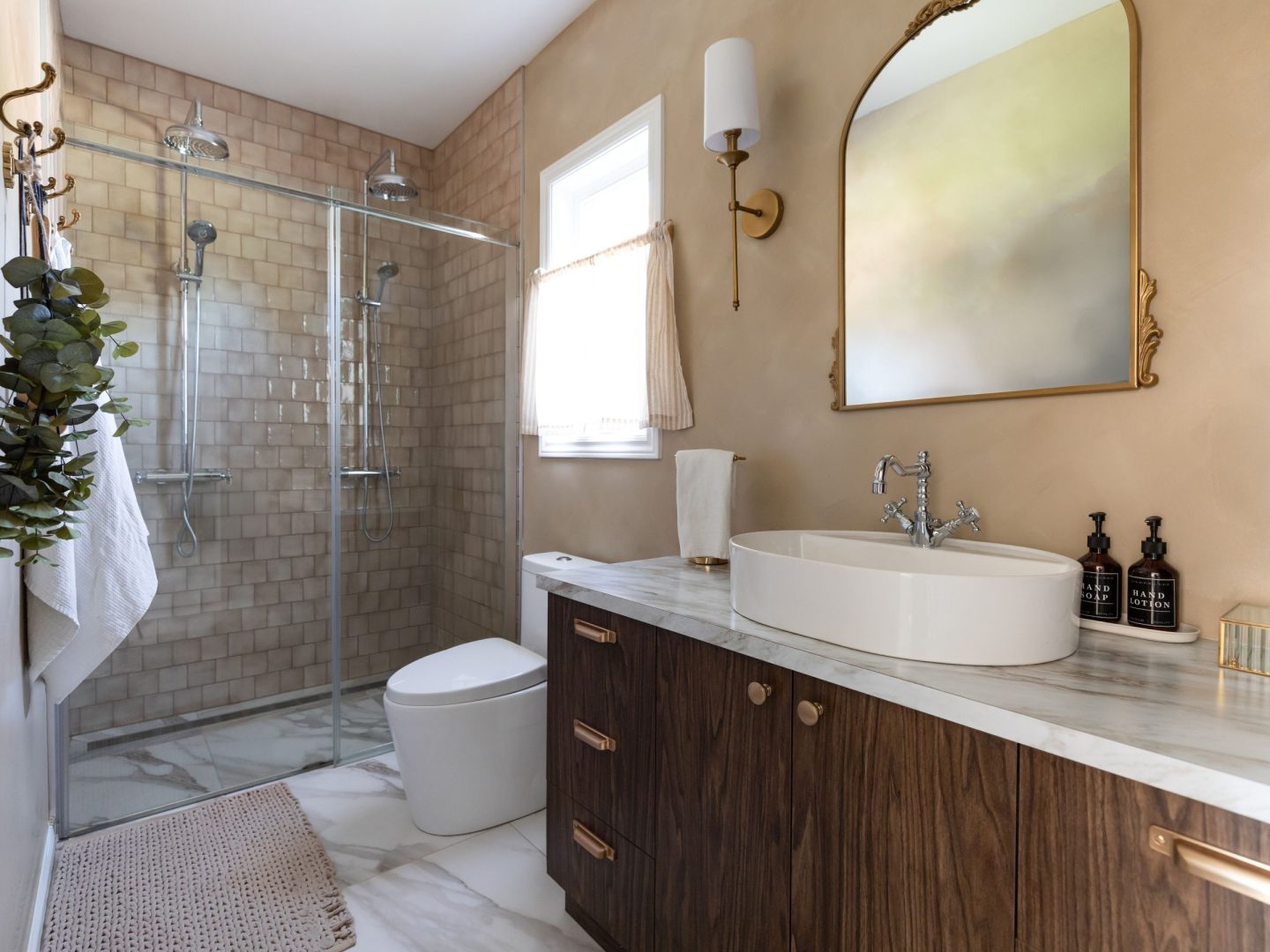 Une réalisation d'une maison préfabriquée appelée Mignonne. Cette réalisation client est de style plain-pied, vu de la salle de bain.