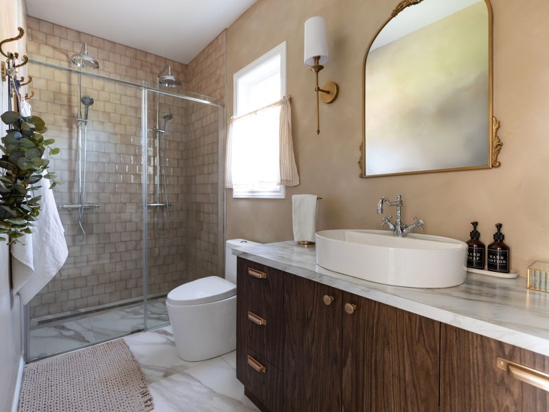 Une réalisation d'une maison préfabriquée appelée Mignonne. Cette réalisation client est de style plain-pied, vu de la salle de bain.