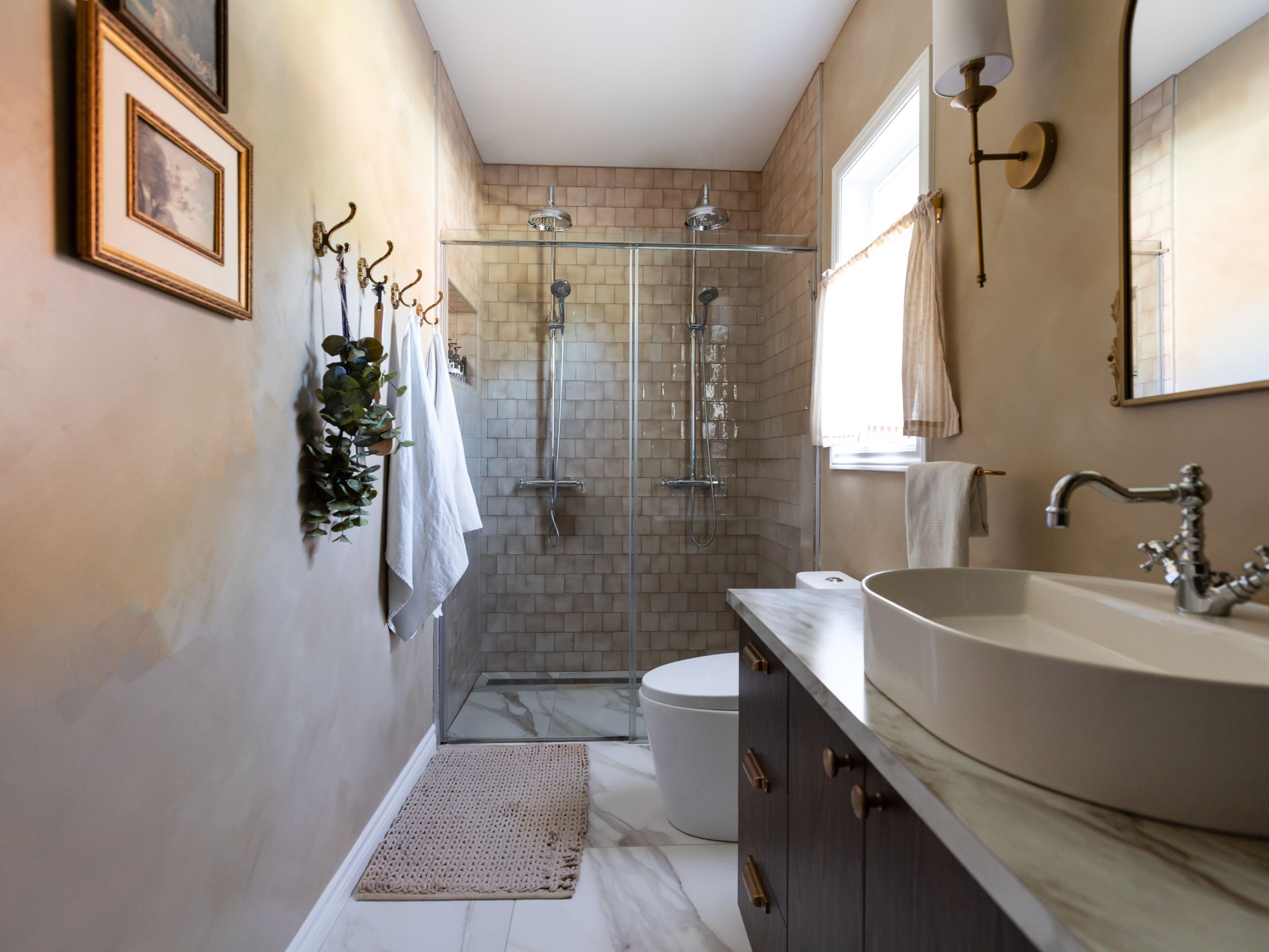 Une réalisation d'une maison préfabriquée appelée Mignonne. Cette réalisation client est de style plain-pied, vu de la salle de bain.