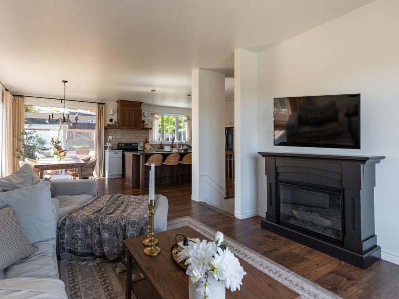 Une réalisation d'une maison préfabriquée appelée Mignonne. Cette réalisation client est de style plain-pied, vu du salon.