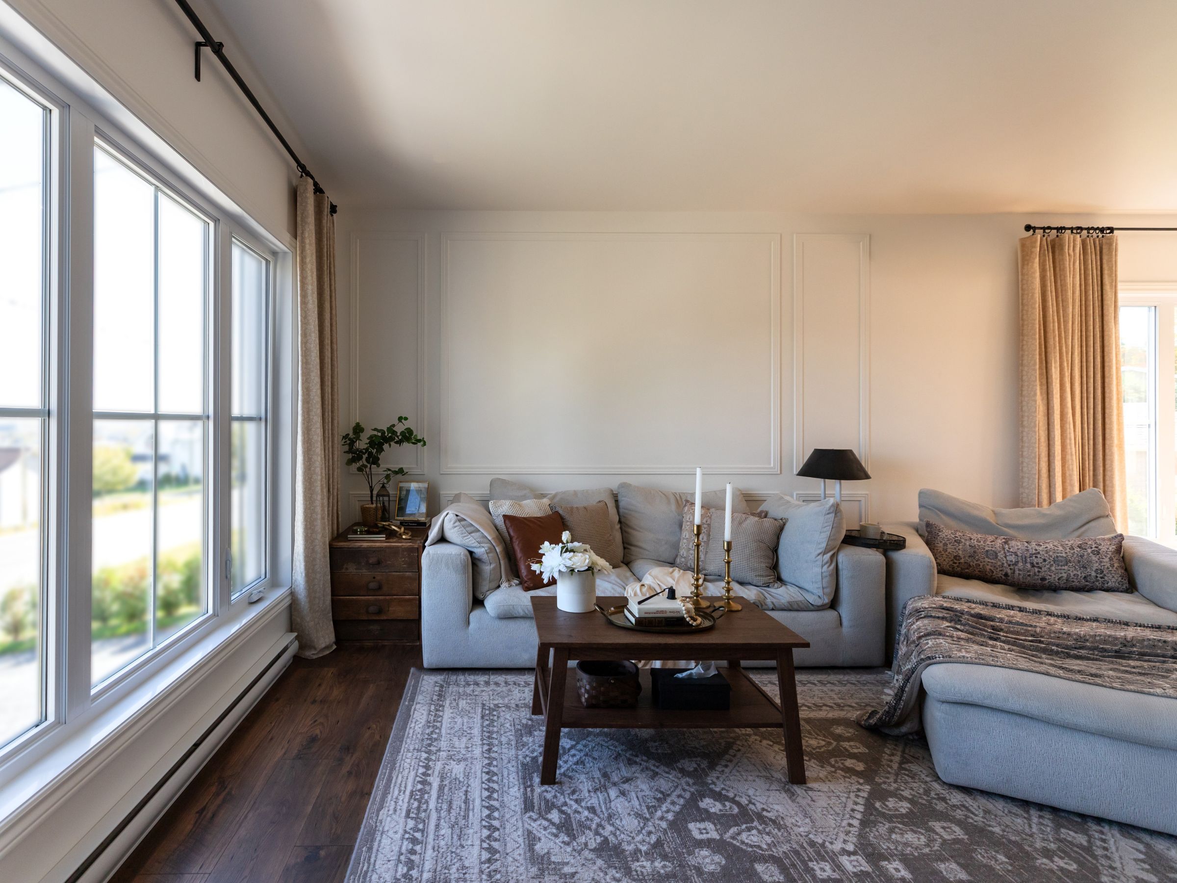 Une réalisation d'une maison préfabriquée appelée Mignonne. Cette réalisation client est de style plain-pied, vu du salon.