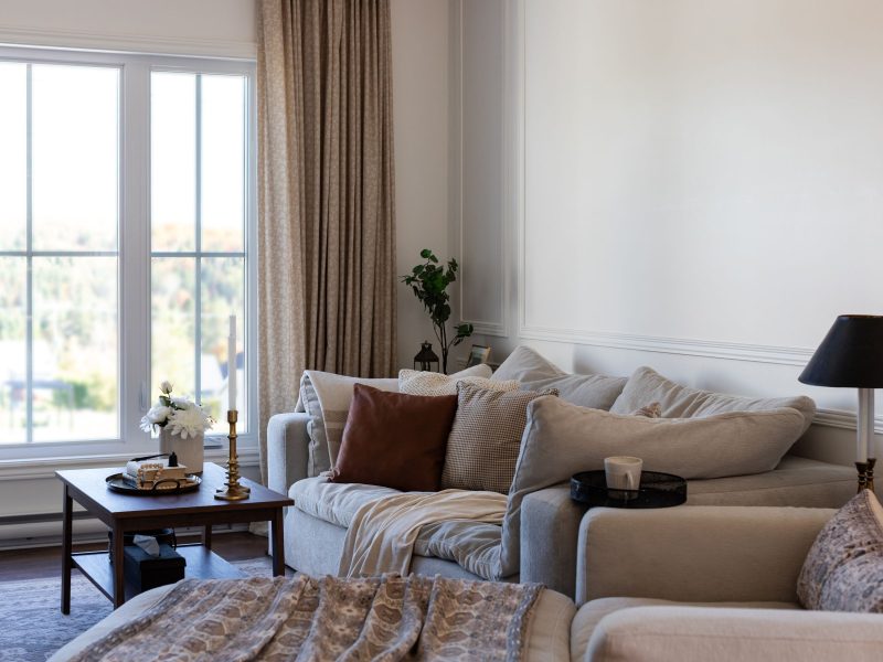 Une réalisation d'une maison préfabriquée appelée Mignonne. Cette réalisation client est de style plain-pied, vu du salon.