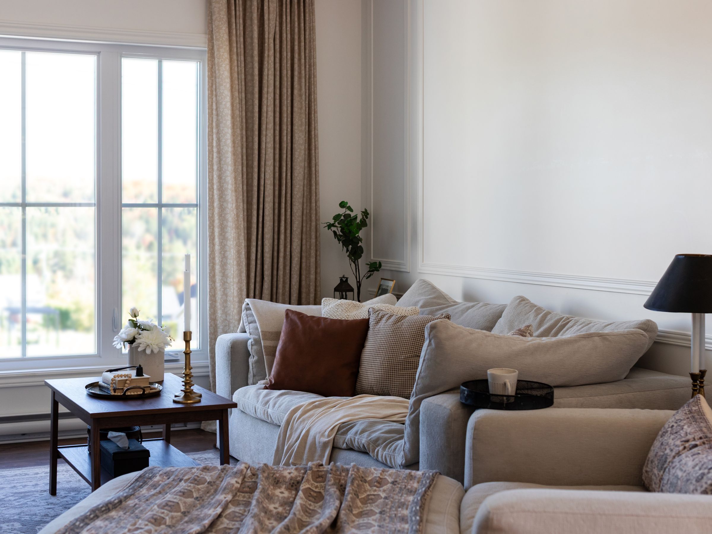 Une réalisation d'une maison préfabriquée appelée Mignonne. Cette réalisation client est de style plain-pied, vu du salon.