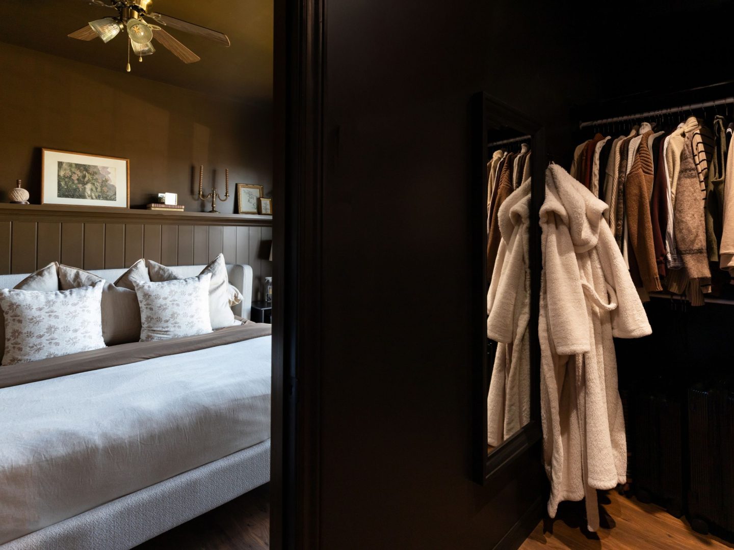 Une réalisation d'une maison préfabriquée appelée Mignonne. Cette réalisation client est de style plain-pied, vu de la chambre des maîtres.