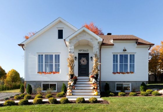 Une réalisation d'une maison préfabriquée appelée Mignonne. Cette réalisation client est de style plain-pied, vu de l'extérieur.