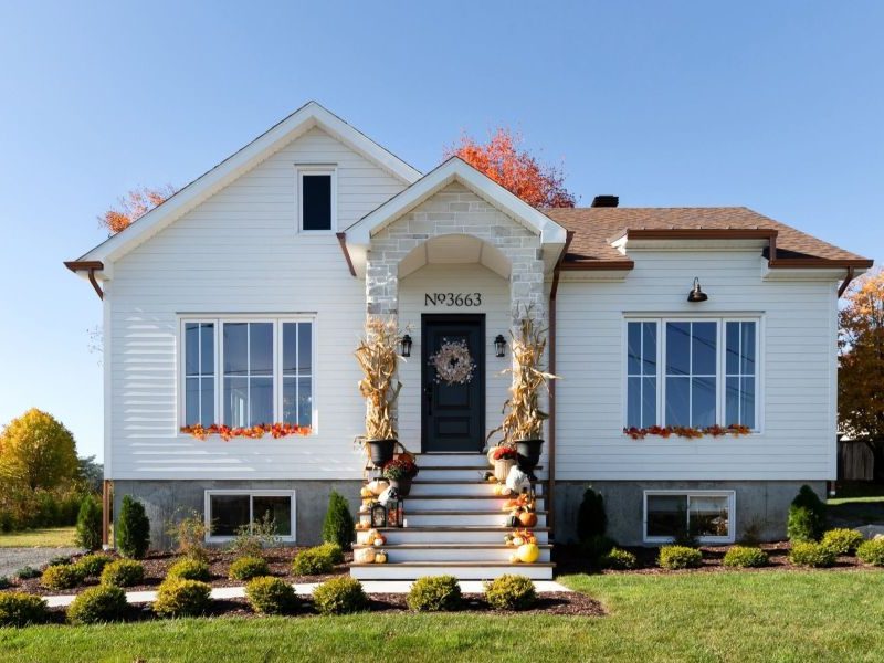 Une réalisation d'une maison préfabriquée appelée Mignonne. Cette réalisation client est de style plain-pied, vu de l'extérieur.