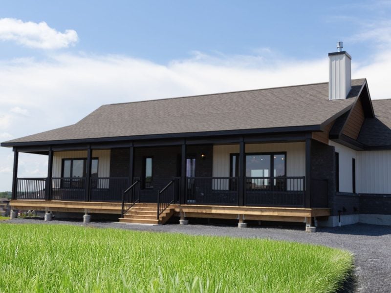 Une réalisation d'une maison préfabriquée appelée Borden. Cette réalisation client est de style plain-pied, vu d'extérieur.