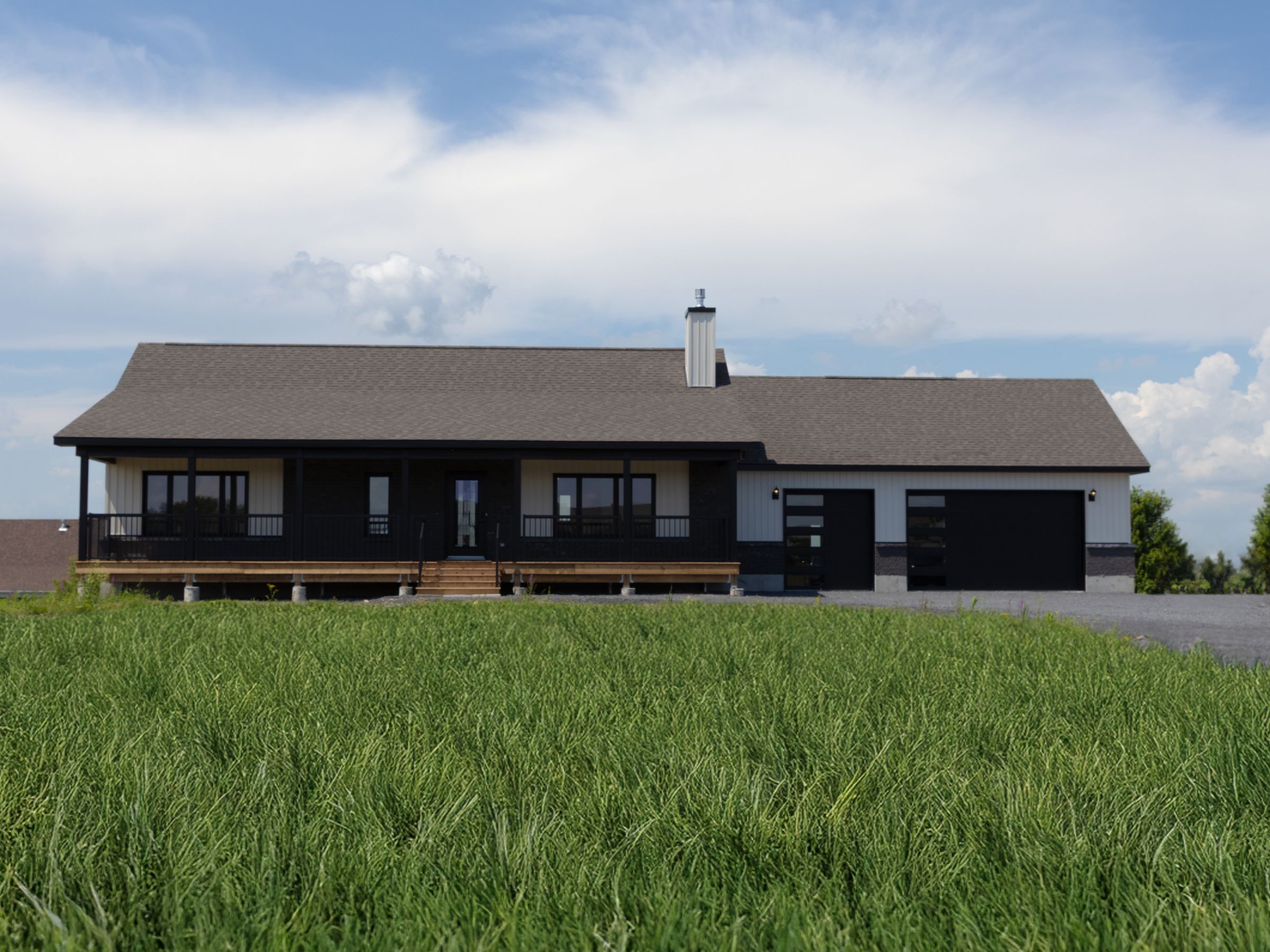 Une réalisation d'une maison préfabriquée appelée Borden. Cette réalisation client est de style plain-pied, vu d'extérieur.