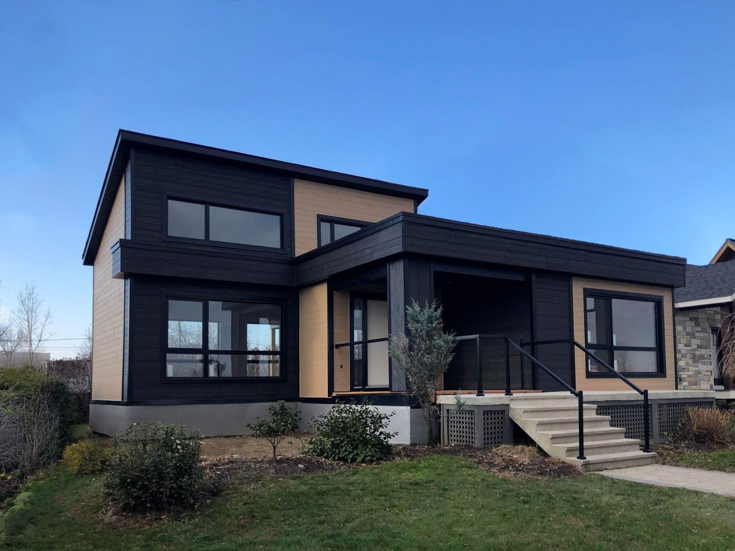 Réalisation du modèle St-Laurent . Maison située a Mirabel , elle est une maison de plain-pied de style Moderne contemporain. Vue de l'extérieur avant.