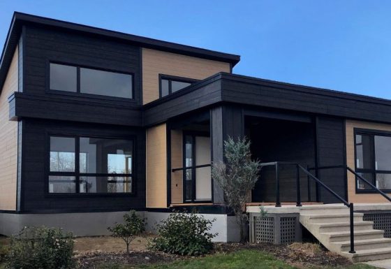 Réalisation du modèle St-Laurent . Maison située a Mirabel , elle est une maison de plain-pied de style Moderne contemporain. Vue de l'extérieur avant.