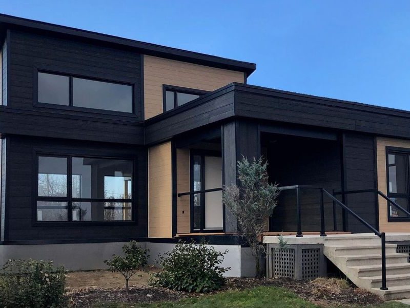 Réalisation du modèle St-Laurent . Maison située a Mirabel , elle est une maison de plain-pied de style Moderne contemporain. Vue de l'extérieur avant.