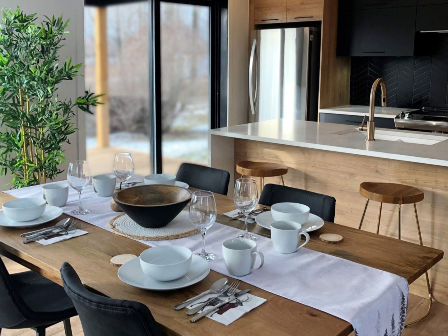 Réalisation du modèle St-Laurent . Maison située a Mirabel , elle est une maison de plain-pied de style Moderne contemporain. Vue de la salle a manger.