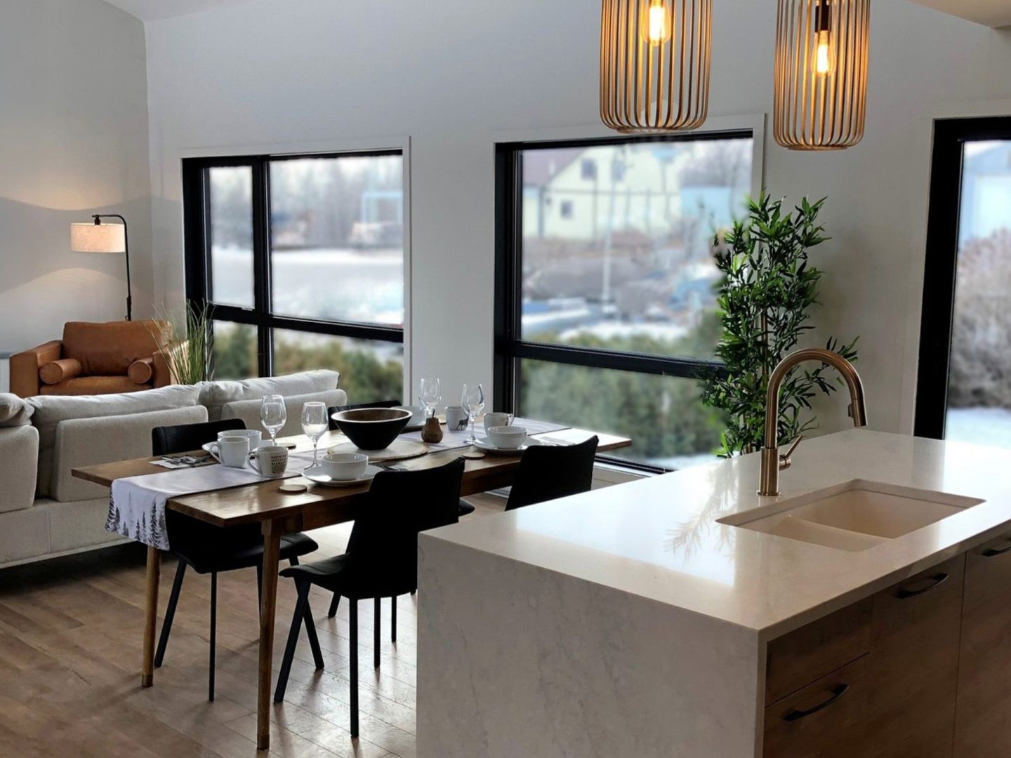 Réalisation du modèle St-Laurent . Maison située a Mirabel , elle est une maison de plain-pied de style Moderne contemporain. Vue de la salle a manger.