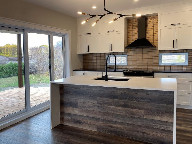 Réalisation du modèle Lakefield. Maison située a Mirabel , elle est une maison de plain-pied de style contemporain. Vue de la cuisine.