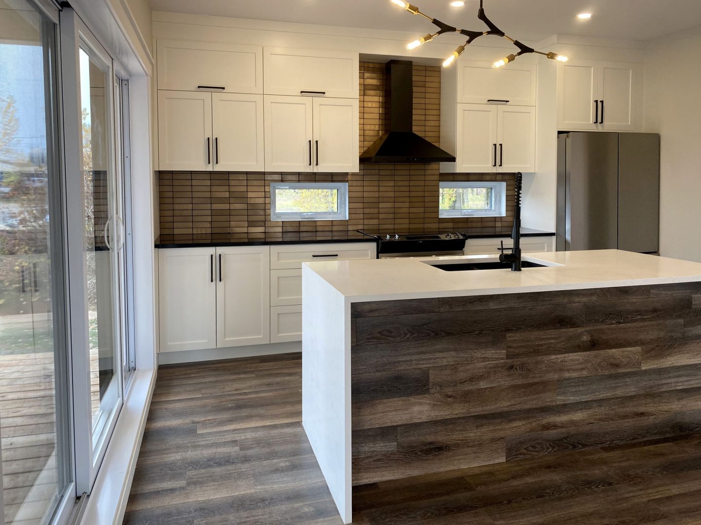 Réalisation du modèle Lakefield. Maison située a Mirabel , elle est une maison de plain-pied de style contemporain. Vue de la cuisine.