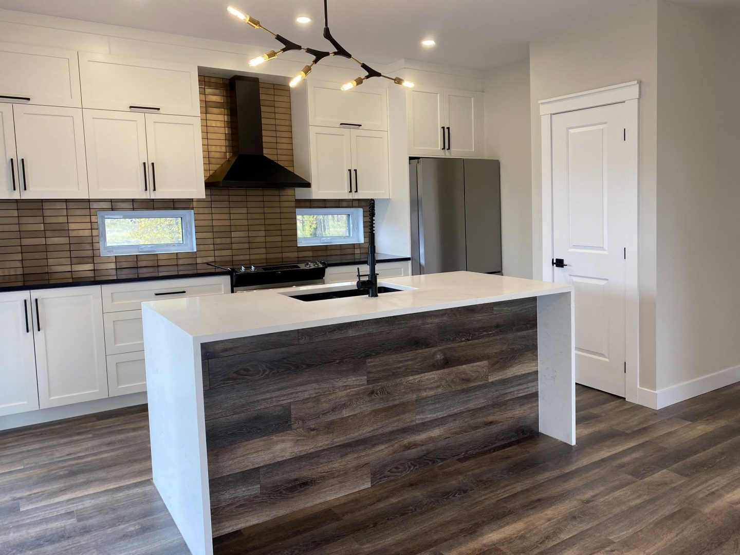 Réalisation du modèle Lakefield. Maison située a Mirabel , elle est une maison de plain-pied de style contemporain. Vue de la cuisine.