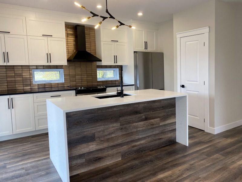 Réalisation du modèle Lakefield. Maison située a Mirabel , elle est une maison de plain-pied de style contemporain. Vue de la cuisine.