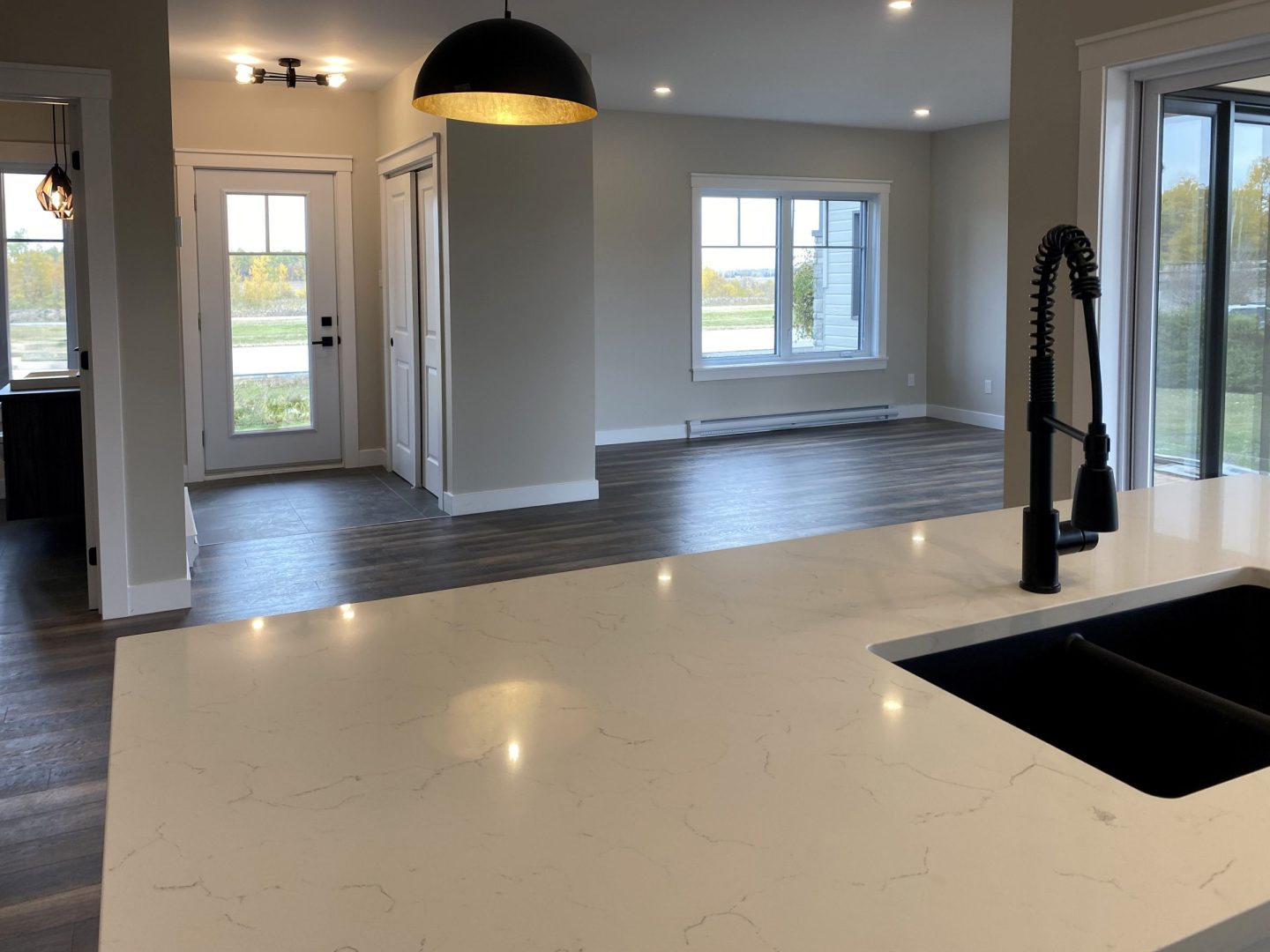 Réalisation du modèle Lakefield. Maison située a Mirabel , elle est une maison de plain-pied de style contemporain. Vue de la cuisine.