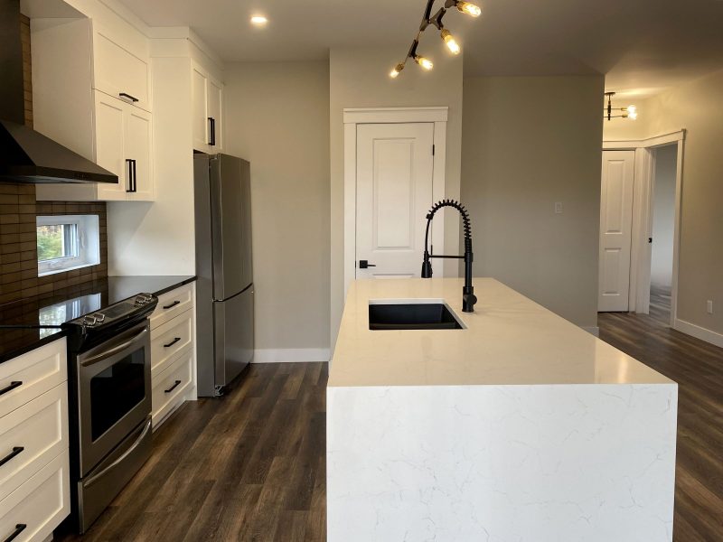 Réalisation du modèle Lakefield. Maison située a Mirabel , elle est une maison de plain-pied de style contemporain. Vue de la cuisine.