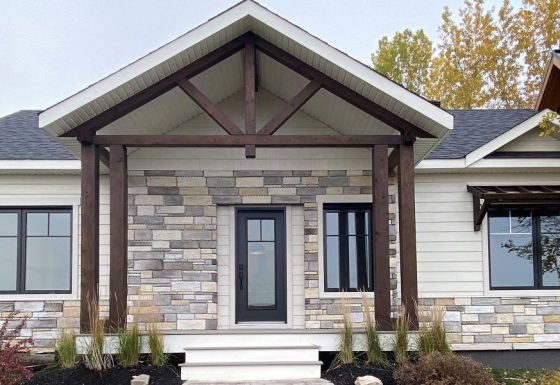 Réalisation du modèle Lakefield. Maison située a Mirabel , elle est une maison de plain-pied de style contemporain. Vue de l'extérieur avant.