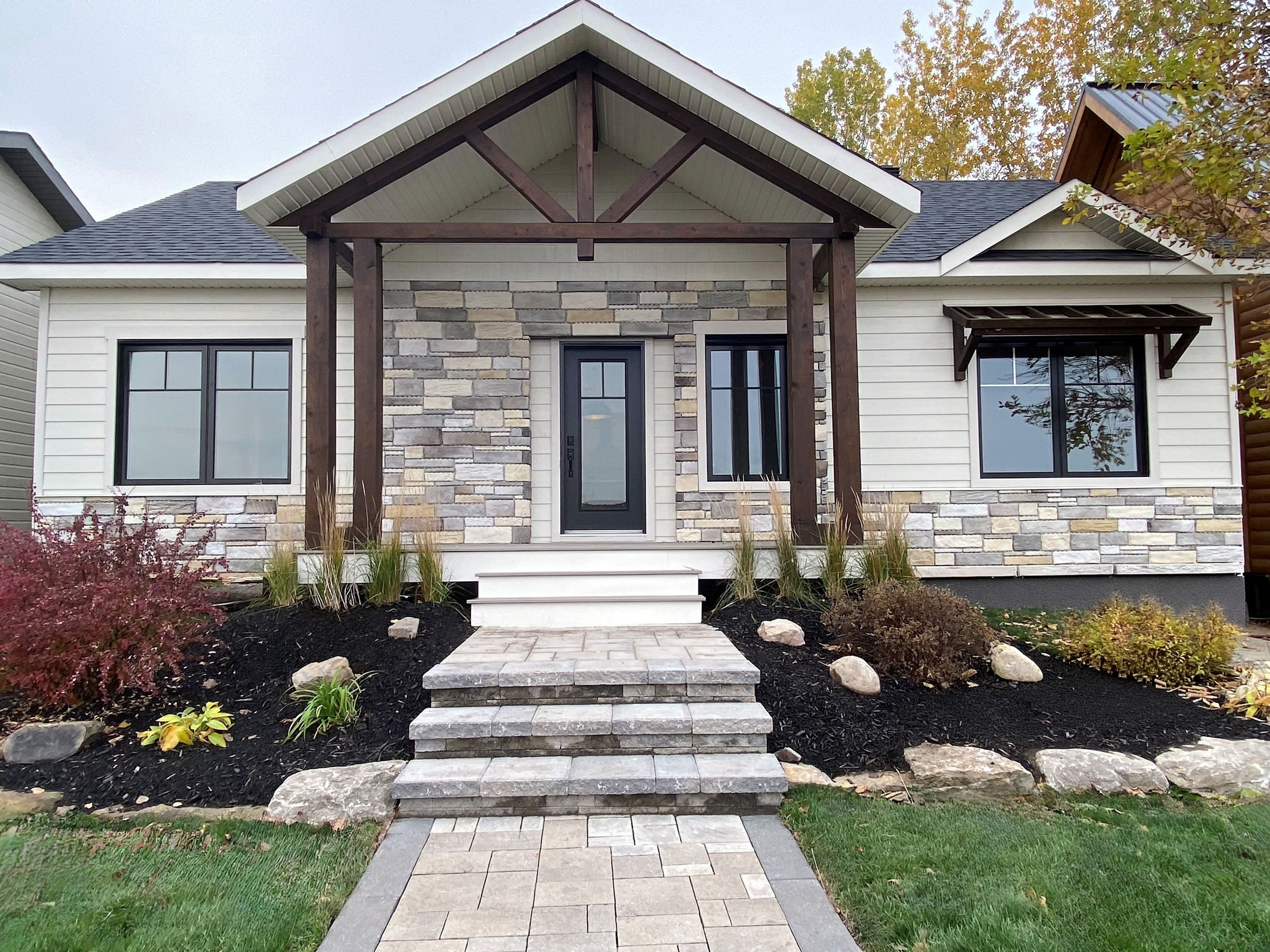 Réalisation du modèle Lakefield. Maison située a Mirabel , elle est une maison de plain-pied de style contemporain. Vue de l'extérieur.