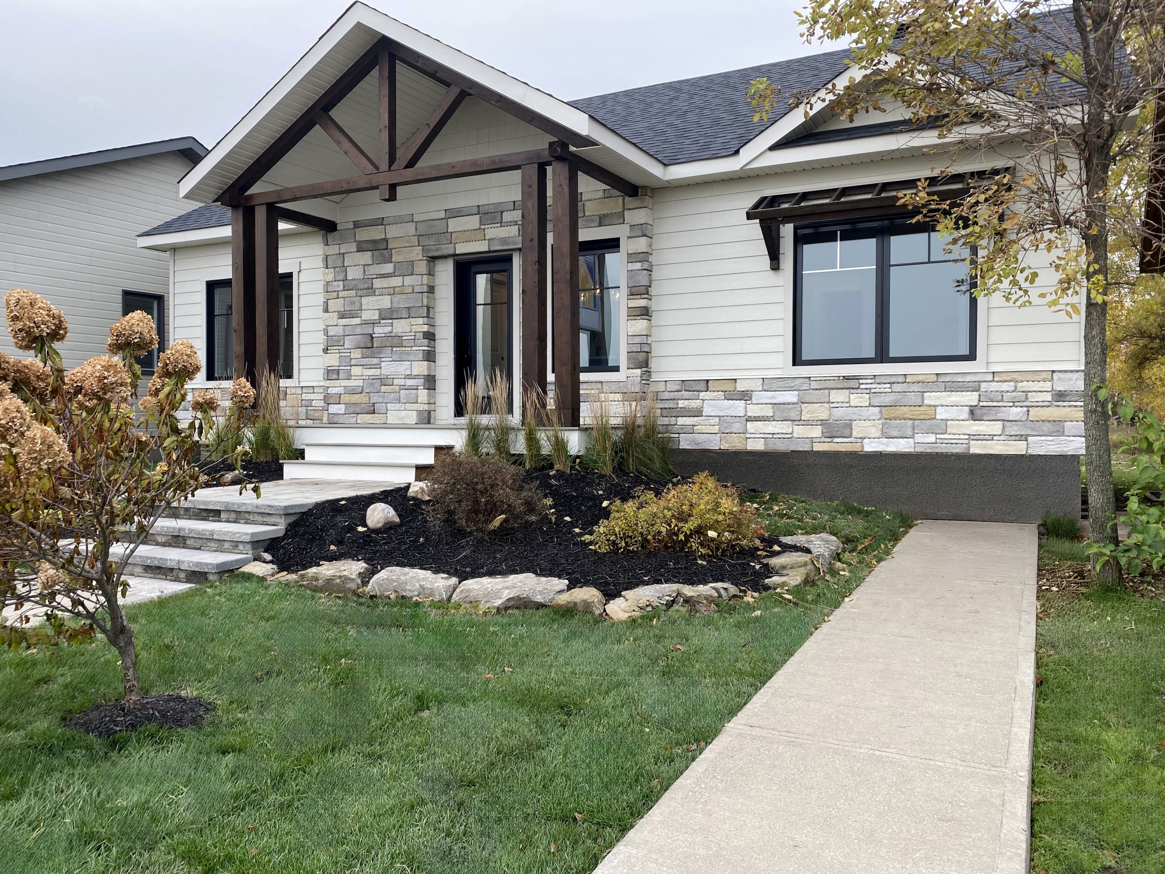 Réalisation du modèle Lakefield. Maison située a Mirabel , elle est une maison de plain-pied de style contemporain. Vue de l'extérieur.