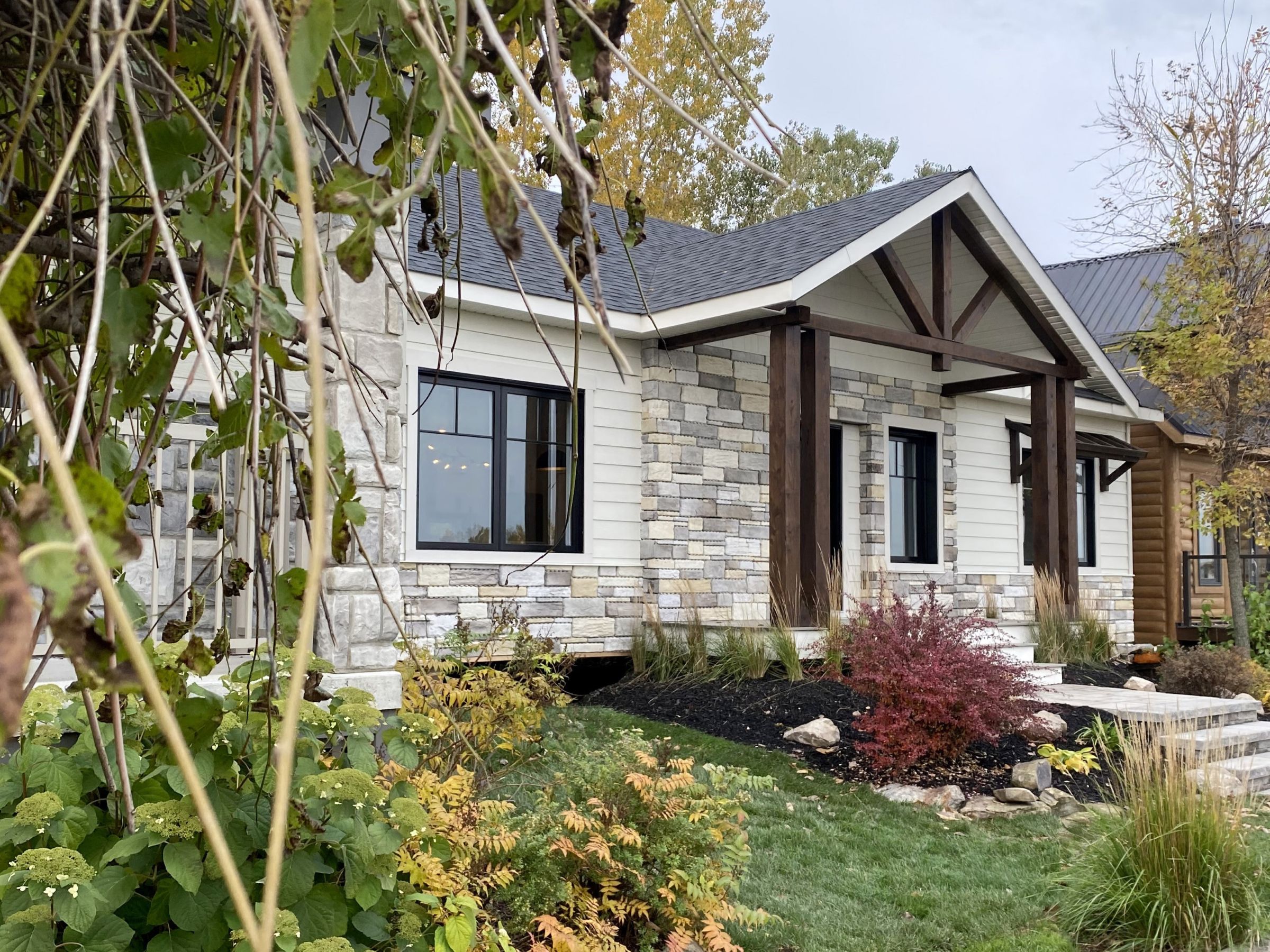Réalisation du modèle Lakefield. Maison située a Mirabel , elle est une maison de plain-pied de style contemporain. Vue de l'extérieur.