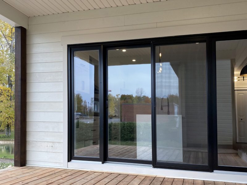 Réalisation du modèle Lakefield. Maison située a Mirabel , elle est une maison de plain-pied de style contemporain. Vue de l'extérieur.