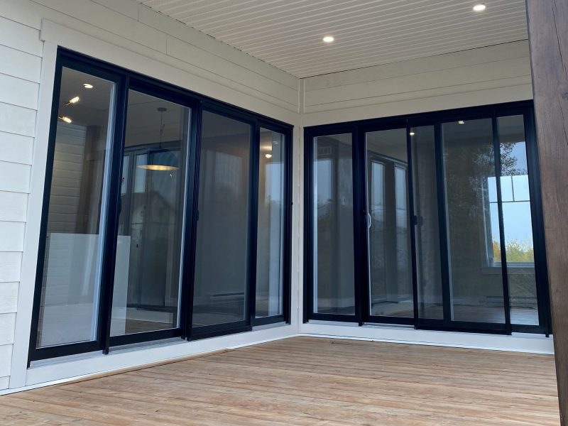 Réalisation du modèle Lakefield. Maison située a Mirabel , elle est une maison de plain-pied de style contemporain. Vue de l'extérieur.