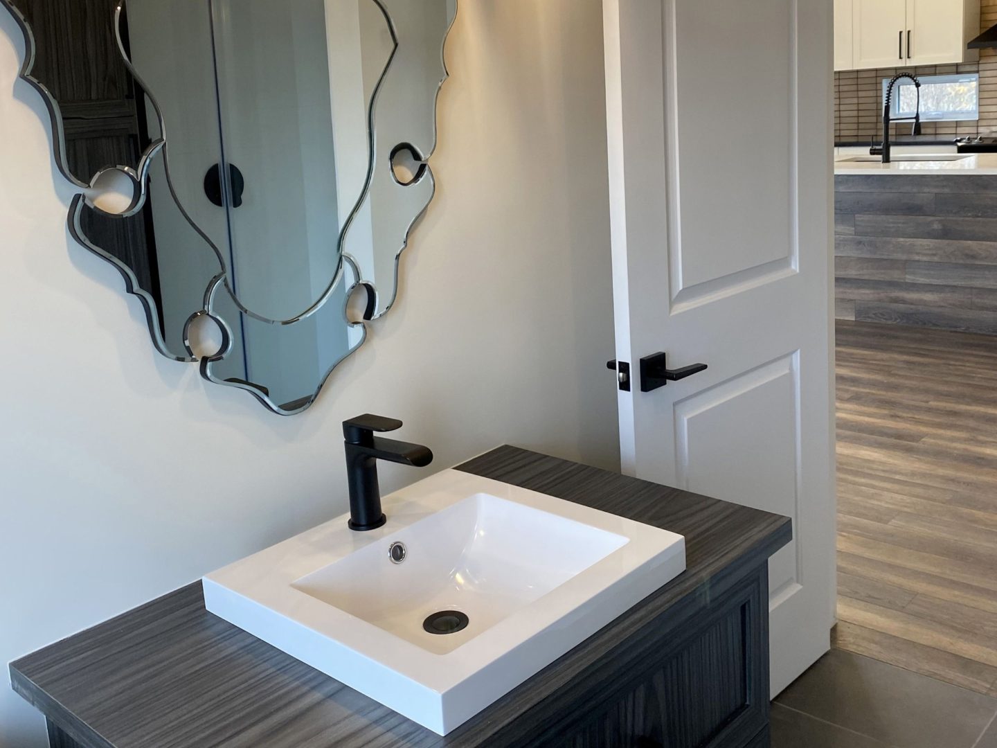 Réalisation du modèle Lakefield. Maison située a Mirabel , elle est une maison de plain-pied de style contemporain. Vue de la salle de bain.