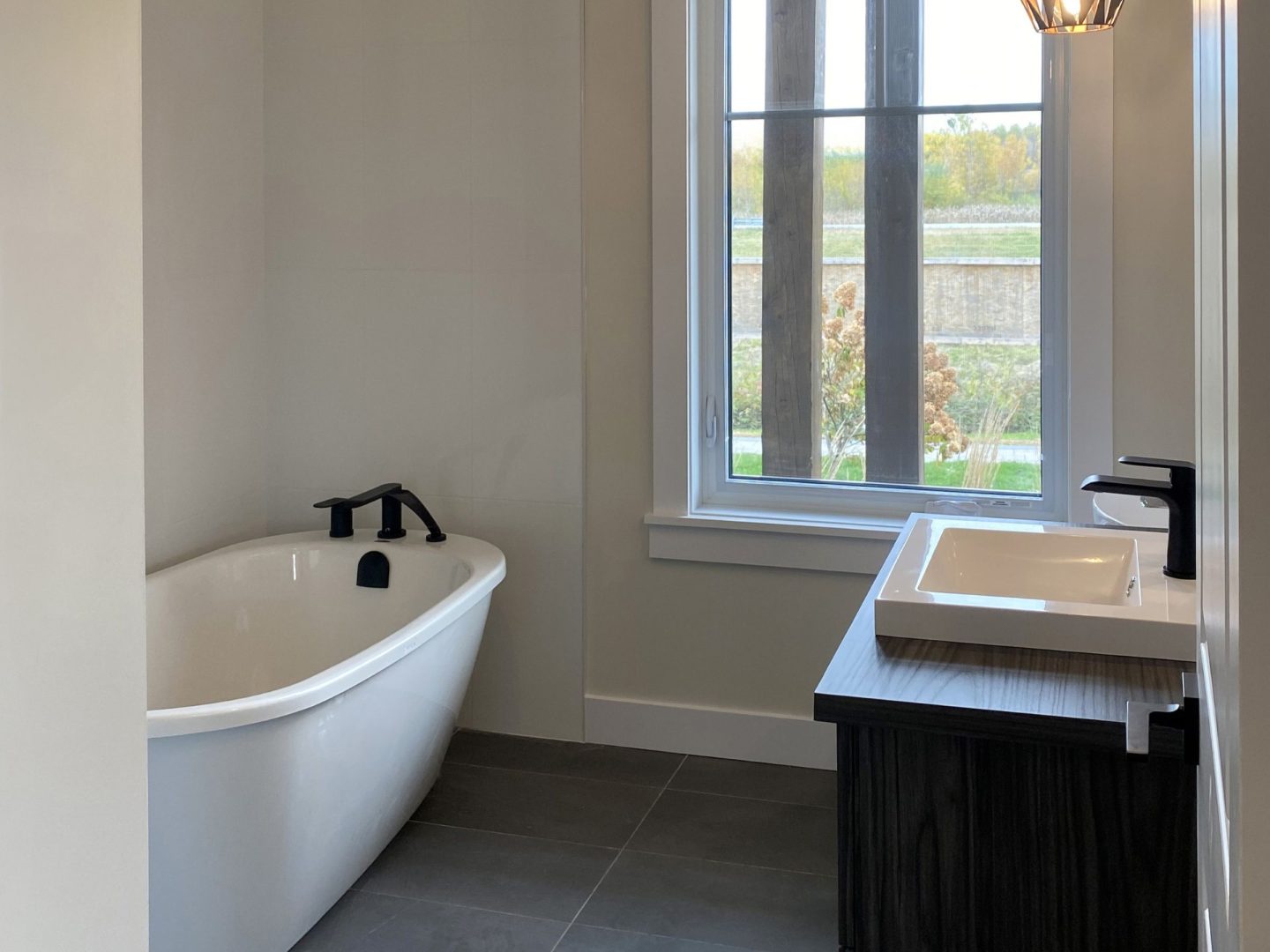Réalisation du modèle Lakefield. Maison située a Mirabel , elle est une maison de plain-pied de style contemporain. Vue de la salle de bain.
