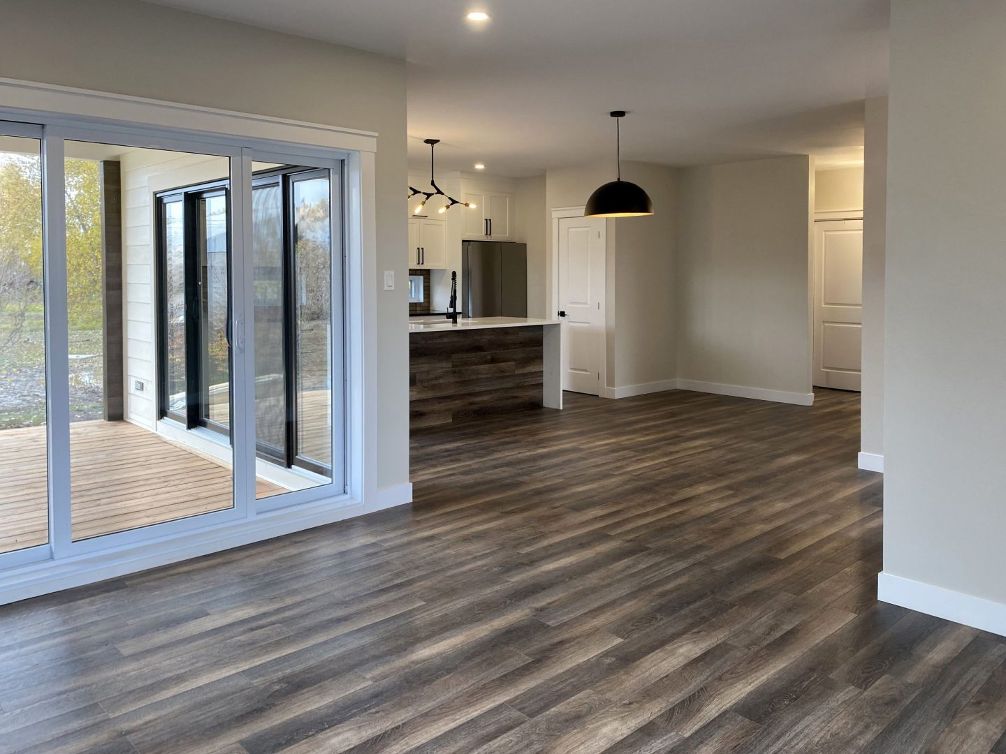 Réalisation du modèle Lakefield. Maison située a Mirabel , elle est une maison de plain-pied de style contemporain. Vue du séjour.