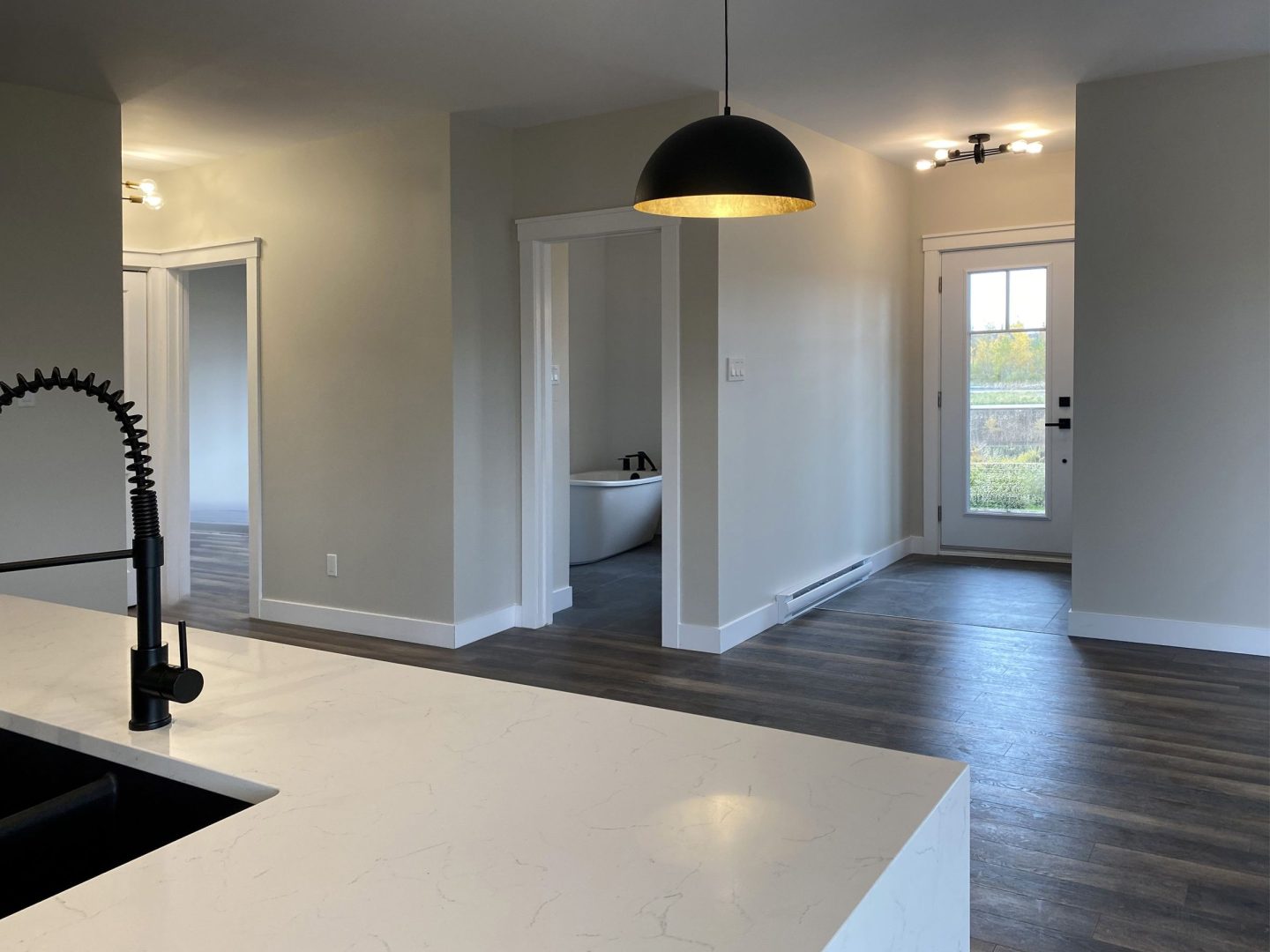 Réalisation du modèle Lakefield. Maison située a Mirabel , elle est une maison de plain-pied de style contemporain. Vue du séjour.