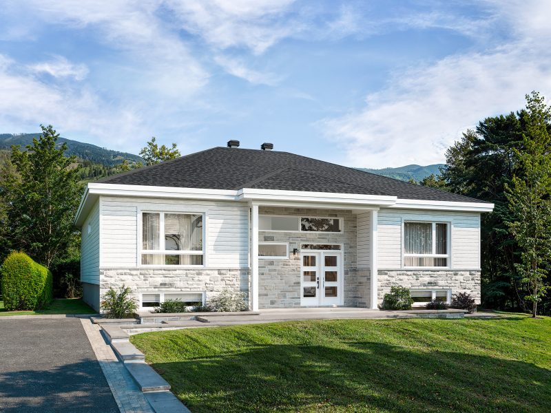 Modèle de maison à pallier Zénith est de style contemporain. Vu de l'exterieur.