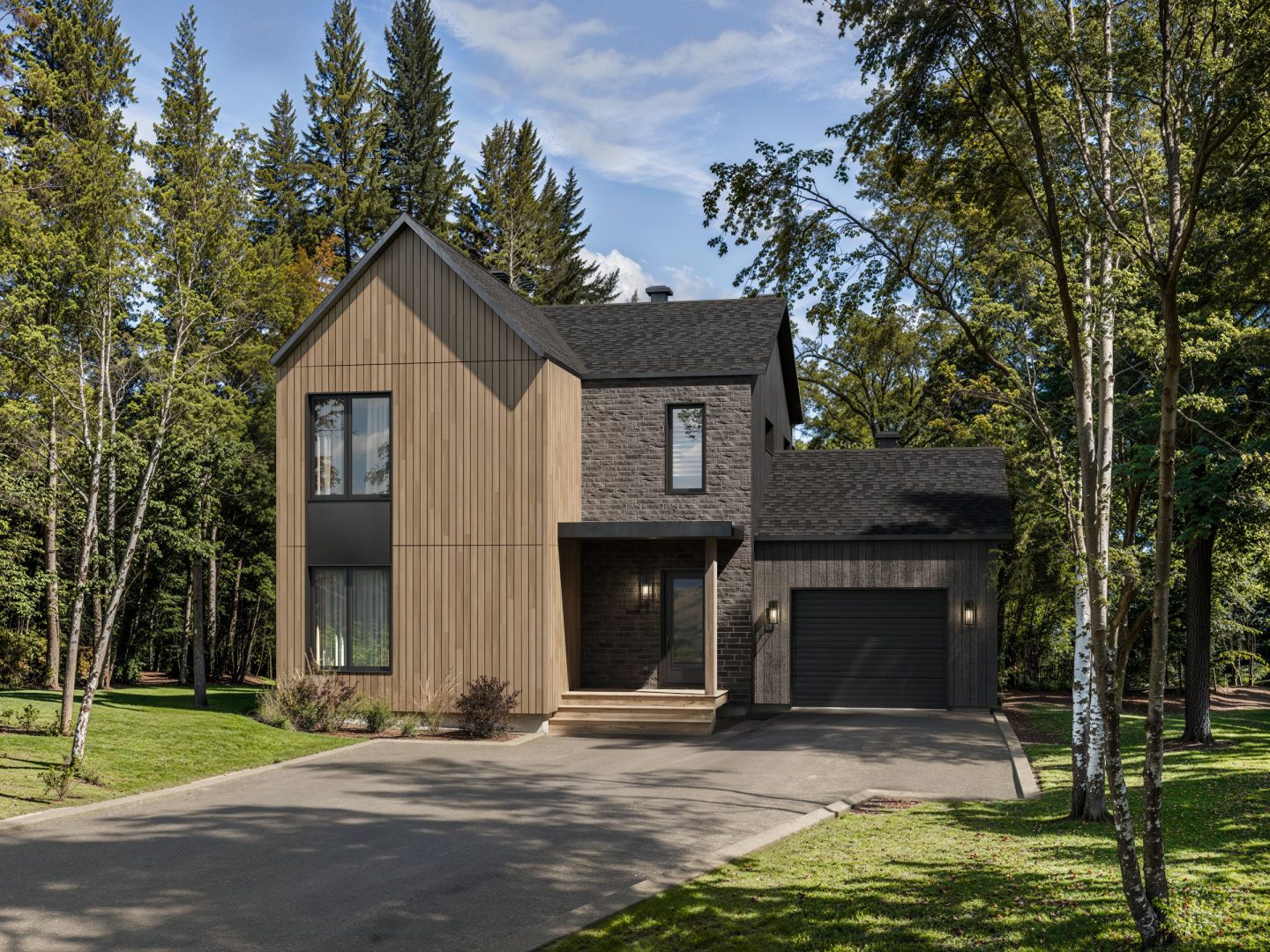 Le modèle Avesta est une maison de  deux étages de style scandinave contemporain. Vue de l'extérieur.