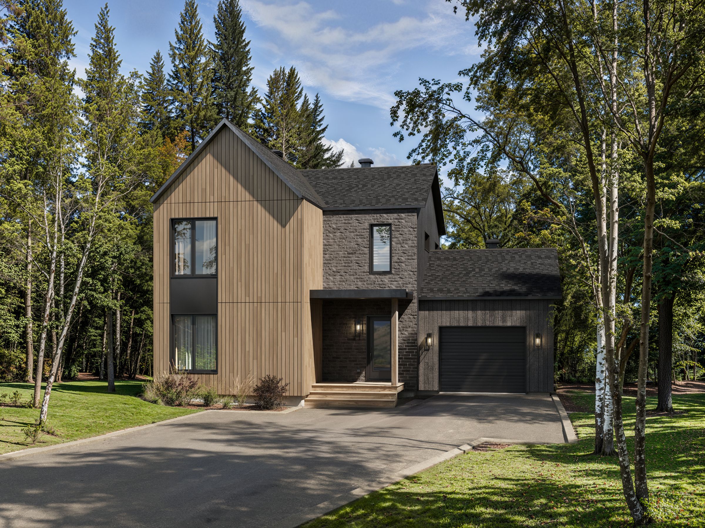 Le modèle Avesta est une maison de  deux étages de style scandinave contemporain. Vue de l'extérieur.