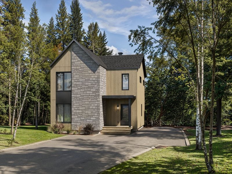 Le modèle Avesta est une maison de deux étages de style scandinave contemporain. Vue de l'extérieur.