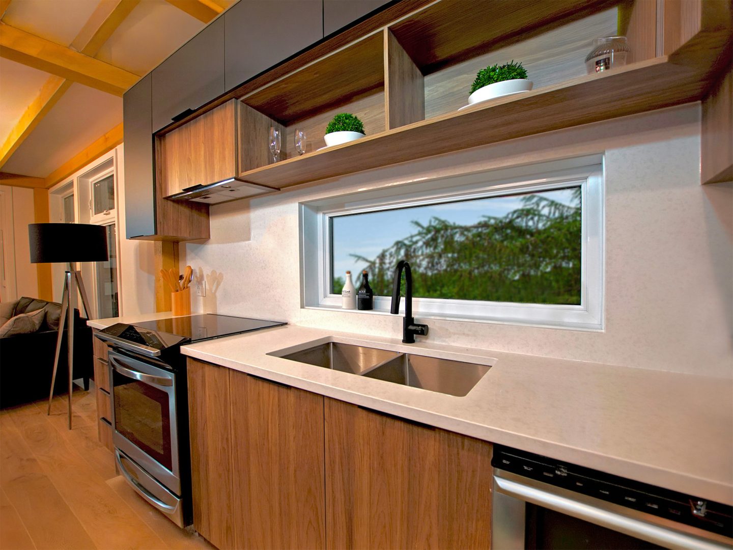 Réalisation du modèle Pigna. Maison située a Mirabel , micro-habitation contemporaine issue de la collection unimodulaire. Vue de la cuisine.