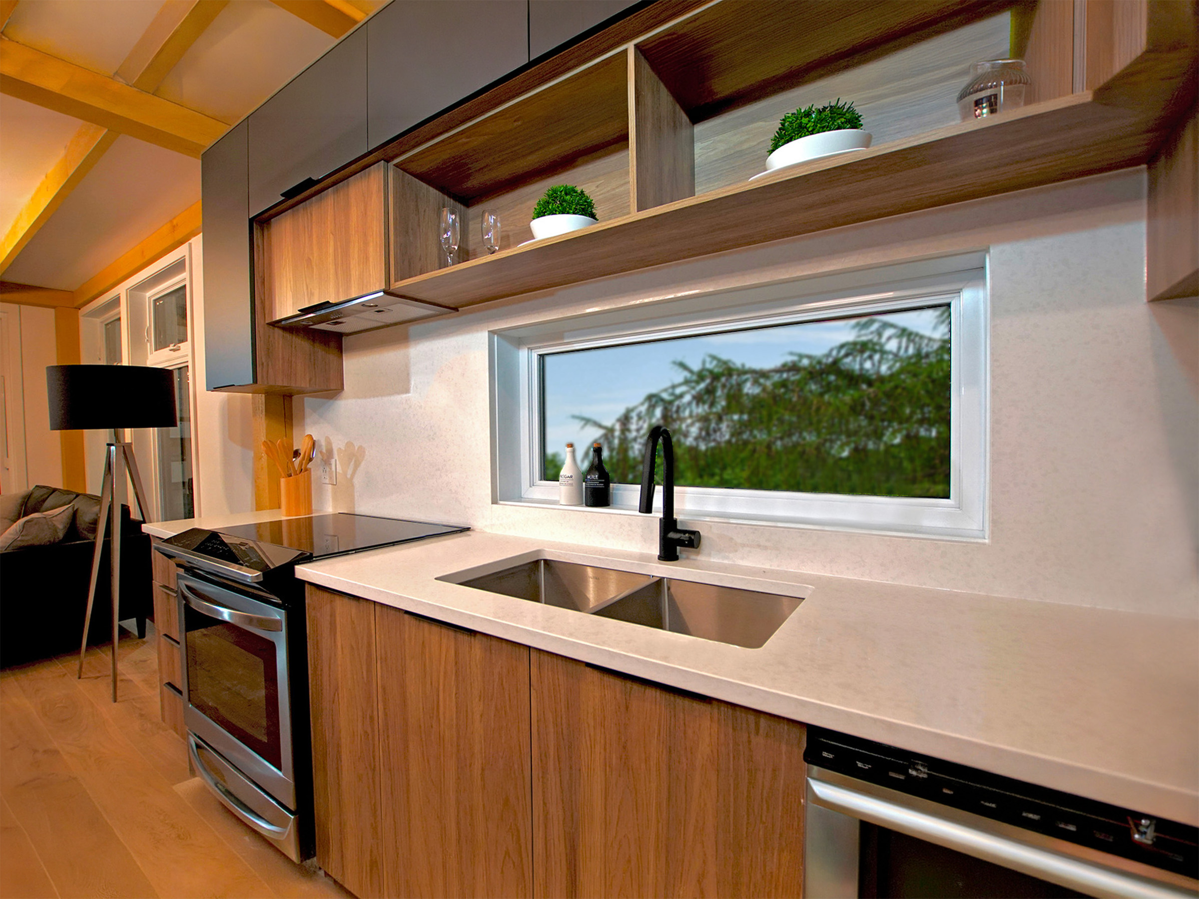 Réalisation du modèle Pigna. Maison située a Mirabel , micro-habitation contemporaine issue de la collection unimodulaire. Vue de la cuisine.