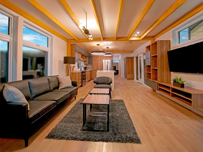 Réalisation du modèle Pigna. Maison située a Mirabel , micro-habitation contemporaine issue de la collection unimodulaire. Vue du séjour.