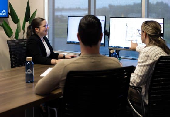Clients rencontrant une technologue en architecture au Centre Design ProFab pour réviser les plans de leur maison usinée
